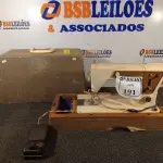 LOTE 191 - 01 MÁQUINA DE COSTURA ANTIGA MARCA SINGER. (NO ESTADO) ATENÇÃO! FAZER A VISITAÇÃO ANTES DE ARREMATAR, NÃO SABEMOS SE FUNCIONA. LEILÃO NÃO TEM GARANTIA E NEM DEVOLUÇÃO, SUJEITO A POSSÍVEIS AVARIAS VISÍVEIS/OCULTAS E/OU AUSÊNCIA DE COMPONENTES.