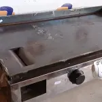 LOTE 236 - 01 CHAPA A GÁS SEM MARCA APARENTE.  (NO ESTADO) ATENÇÃO! FAZER A VISITAÇÃO ANTES DE ARREMATAR, NÃO SABEMOS SE FUNCIONA. LEILÃO NÃO TEM GARANTIA E NEM DEVOLUÇÃO, SUJEITO A POSSÍVEIS AVARIAS VISÍVEIS/OCULTAS E/OU AUSÊNCIA DE COMPONENTES.