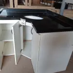 LOTE 444 - 01 ARMÁRIO DE CANTO PARA BANHEIRO COM PIA E PEDRA EM GRANITO (NO ESTADO) ATENÇÃO! FAZER A VISITAÇÃO ANTES DE ARREMATAR, NÃO SABEMOS SE FUNCIONA. LEILÃO NÃO TEM GARANTIA E NEM DEVOLUÇÃO, SUJEITO A POSSÍVEIS AVARIAS VISÍVEIS/OCULTAS E/OU AUSÊNCIA DE COMPONENTES.