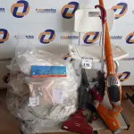 LOTE 190 - 01 CADEIRA DE BANHO PARA IDOSOS ,01 PRODUTO ORTOPEDICO ,01 CORTINA E 02 ASPIRADORES DE PÓ. (NO ESTADO) ATENÇÃO! FAZER A VISITAÇÃO ANTES DE ARREMATAR, NÃO SABEMOS SE FUNCIONA. LEILÃO NÃO TEM GARANTIA E NEM DEVOLUÇÃO, SUJEITO A POSSÍVEIS AVARIAS VISÍVEIS/OCULTAS E/OU AUSÊNCIA DE COMPONENTES.