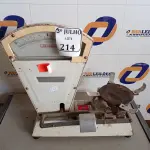 LOTE 214 - 01 BALANÇA ANTIGA COM CAPACIDADE MÁXIMA DE 10 KG INCOMPLETA. (NO ESTADO) ATENÇÃO! FAZER A VISITAÇÃO ANTES DE ARREMATAR, NÃO SABEMOS SE FUNCIONA. LEILÃO NÃO TEM GARANTIA E NEM DEVOLUÇÃO, SUJEITO A POSSÍVEIS AVARIAS VISÍVEIS/OCULTAS E/OU AUSÊNCIA DE COMPONENTES.