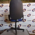 LOTE 305 - 01 CADEIRA COM ESPALDAR ALTO NA COR AZUL COM BASE GIRATORIA. (NO ESTADO) ATENÇÃO! FAZER A VISITAÇÃO ANTES DE ARREMATAR, NÃO SABEMOS SE FUNCIONA. LEILÃO NÃO TEM GARANTIA E NEM DEVOLUÇÃO, SUJEITO A POSSÍVEIS AVARIAS VISÍVEIS/OCULTAS E/OU AUSÊNCIA DE COMPONENTES.