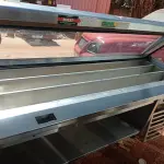 LOTE 448 - 01 BALCÃO CONDIMENTADOR REFRIGERADO COM PORTAS DE VIDRO, CUBAS COM BANHO MARIA ,TEMPERATURA ATÉ100* TEMPERATURA:+1* A +7*C GABINETE EM AÇO EM INOX 100CM DE LARGURA POR 220CM DE COMPRIMENTO ,146CM ALTURA (NO ESTADO) ATENÇÃO! FAZER A VISITAÇÃO ANTES DE ARREMATAR, NÃO SABEMOS SE FUNCIONA. LEILÃO NÃO TEM GARANTIA E NEM DEVOLUÇÃO, SUJEITO A POSSÍVEIS AVARIAS VISÍVEIS/OCULTAS E/OU AUSÊNCIA DE COMPONENTES.