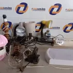 LOTE 247 - 01 LOTE COM LUMINÁRIAS DE MESA DIVERSAS. (NO ESTADO) ATENÇÃO! FAZER A VISITAÇÃO ANTES DE ARREMATAR, NÃO SABEMOS SE FUNCIONA. LEILÃO NÃO TEM GARANTIA E NEM DEVOLUÇÃO, SUJEITO A POSSÍVEIS AVARIAS VISÍVEIS/OCULTAS E/OU AUSÊNCIA DE COMPONENTES.