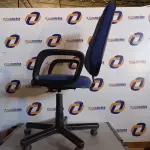 LOTE 306 - 01 CADEIRA COM ESPALDAR ALTO NA COR AZUL COM BASE GIRATORIA. (NO ESTADO) ATENÇÃO! FAZER A VISITAÇÃO ANTES DE ARREMATAR, NÃO SABEMOS SE FUNCIONA. LEILÃO NÃO TEM GARANTIA E NEM DEVOLUÇÃO, SUJEITO A POSSÍVEIS AVARIAS VISÍVEIS/OCULTAS E/OU AUSÊNCIA DE COMPONENTES.
