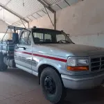 LOTE 010 - 01 CAMINHÃO FORD/F4000 TURBO 4.3T, MOTOR X10 MWM DIESEL, ANO 1997/97, COR PRATA, SEM DÉBITOS , ESTA COM ENTRADA DE AR.(NO ESTADO)