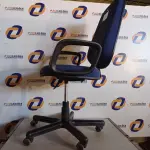 LOTE 309 - 01 CADEIRA COM ESPALDAR ALTO NA COR AZUL COM BASE GIRATORIA. (NO ESTADO) ATENÇÃO! FAZER A VISITAÇÃO ANTES DE ARREMATAR, NÃO SABEMOS SE FUNCIONA. LEILÃO NÃO TEM GARANTIA E NEM DEVOLUÇÃO, SUJEITO A POSSÍVEIS AVARIAS VISÍVEIS/OCULTAS E/OU AUSÊNCIA DE COMPONENTES.