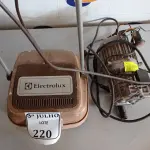 LOTE 220 - 01 ENCERADEIRA ANTIGA E 01 BOMBA D’ÁGUA. (NO ESTADO) ATENÇÃO! FAZER A VISITAÇÃO ANTES DE ARREMATAR, NÃO SABEMOS SE FUNCIONA. LEILÃO NÃO TEM GARANTIA E NEM DEVOLUÇÃO, SUJEITO A POSSÍVEIS AVARIAS VISÍVEIS/OCULTAS E/OU AUSÊNCIA DE COMPONENTES.