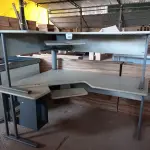 LOTE 442 - 02 MESAS DE CANTO EM MADEIRA (NO ESTADO) ATENÇÃO! FAZER A VISITAÇÃO ANTES DE ARREMATAR, NÃO SABEMOS SE FUNCIONA. LEILÃO NÃO TEM GARANTIA E NEM DEVOLUÇÃO, SUJEITO A POSSÍVEIS AVARIAS VISÍVEIS/OCULTAS E/OU AUSÊNCIA DE COMPONENTES.