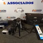 LOTE 266 - 02 CAMERAS FOTOGRAFICAS, 02 TRIPÉS E 01 BOLSA PARA FILMADORA ATENÇÃO! FAZER A VISITAÇÃO ANTES DE ARREMATAR, NÃO SABEMOS SE FUNCIONA. LEILÃO NÃO TEM GARANTIA E NEM DEVOLUÇÃO, SUJEITO A POSSÍVEIS AVARIAS VISÍVEIS/OCULTAS E/OU AUSÊNCIA DE COMPONENTES.