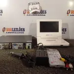 LOTE 256 - 01 DVD PORTATIL E 01 DVR MARCA GIGA 04 CANAIS. (NO ESTADO) ATENÇÃO! FAZER A VISITAÇÃO ANTES DE ARREMATAR, NÃO SABEMOS SE FUNCIONA. LEILÃO NÃO TEM GARANTIA E NEM DEVOLUÇÃO, SUJEITO A POSSÍVEIS AVARIAS VISÍVEIS/OCULTAS E/OU AUSÊNCIA DE COMPONENTES.