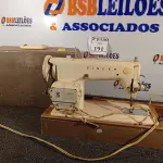 LOTE 191 - 01 MÁQUINA DE COSTURA ANTIGA MARCA SINGER. (NO ESTADO) ATENÇÃO! FAZER A VISITAÇÃO ANTES DE ARREMATAR, NÃO SABEMOS SE FUNCIONA. LEILÃO NÃO TEM GARANTIA E NEM DEVOLUÇÃO, SUJEITO A POSSÍVEIS AVARIAS VISÍVEIS/OCULTAS E/OU AUSÊNCIA DE COMPONENTES.