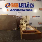 LOTE 191 - 01 MÁQUINA DE COSTURA ANTIGA MARCA SINGER. (NO ESTADO) ATENÇÃO! FAZER A VISITAÇÃO ANTES DE ARREMATAR, NÃO SABEMOS SE FUNCIONA. LEILÃO NÃO TEM GARANTIA E NEM DEVOLUÇÃO, SUJEITO A POSSÍVEIS AVARIAS VISÍVEIS/OCULTAS E/OU AUSÊNCIA DE COMPONENTES.