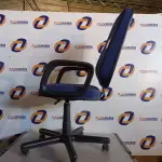 LOTE 305 - 01 CADEIRA COM ESPALDAR ALTO NA COR AZUL COM BASE GIRATORIA. (NO ESTADO) ATENÇÃO! FAZER A VISITAÇÃO ANTES DE ARREMATAR, NÃO SABEMOS SE FUNCIONA. LEILÃO NÃO TEM GARANTIA E NEM DEVOLUÇÃO, SUJEITO A POSSÍVEIS AVARIAS VISÍVEIS/OCULTAS E/OU AUSÊNCIA DE COMPONENTES.