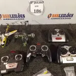 LOTE 186 - 04 CONTROLES E 03 HELICÓPTERO. (NO ESTADO) ATENÇÃO! FAZER A VISITAÇÃO ANTES DE ARREMATAR, NÃO SABEMOS SE FUNCIONA. LEILÃO NÃO TEM GARANTIA E NEM DEVOLUÇÃO, SUJEITO A POSSÍVEIS AVARIAS VISÍVEIS/OCULTAS E/OU AUSÊNCIA DE COMPONENTES.