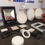 LOTE 196 - 01 LOTE COM VÁRIAS LUMINÁRIAS DE DIVERSOS MODELOS. (NO ESTADO) ATENÇÃO! FAZER A VISITAÇÃO ANTES DE ARREMATAR, NÃO SABEMOS SE FUNCIONA. LEILÃO NÃO TEM GARANTIA E NEM DEVOLUÇÃO, SUJEITO A POSSÍVEIS AVARIAS VISÍVEIS/OCULTAS E/OU AUSÊNCIA DE COMPONENTES.