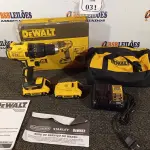 LOTE 031 - 01 PARAFUSADEIRA FURADEIRA 20V MAX BIVOLT – DEWALT NOVO. (NO ESTADO)