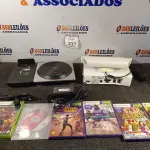 LOTE 237 - 01 XBOX COM KINECT COM FONTE, 01 CONTROLE, 01 DJ HERO E 05 JOGOS.   (NO ESTADO) ATENÇÃO! FAZER A VISITAÇÃO ANTES DE ARREMATAR, NÃO SABEMOS SE FUNCIONA. LEILÃO NÃO TEM GARANTIA E NEM DEVOLUÇÃO, SUJEITO A POSSÍVEIS AVARIAS VISÍVEIS/OCULTAS E/OU AUSÊNCIA DE COMPONENTES.