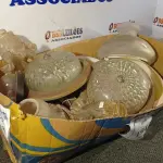 LOTE 194 - 01 LOTE COM LUMINÁRIAS EM VIDRO DIVERSAS (NO ESTADO). ATENÇÃO! FAZER A VISITAÇÃO ANTES DE ARREMATAR, NÃO SABEMOS SE FUNCIONA. LEILÃO NÃO TEM GARANTIA E NEM DEVOLUÇÃO, SUJEITO A POSSÍVEIS AVARIAS VISÍVEIS/OCULTAS E/OU AUSÊNCIA DE COMPONENTES.
