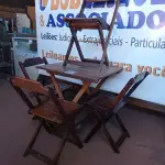 LOTE 270 - 01 MESA COM 04 CADEIRAS COM AVARIAS EM MADEIRA DOBRÁVEL. (NO ESTADO) ATENÇÃO! FAZER A VISITAÇÃO ANTES DE ARREMATAR, NÃO SABEMOS SE FUNCIONA. LEILÃO NÃO TEM GARANTIA E NEM DEVOLUÇÃO, SUJEITO A POSSÍVEIS AVARIAS VISÍVEIS/OCULTAS E/OU AUSÊNCIA DE COMPONENTES.