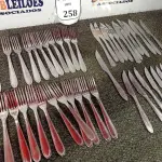 LOTE 258 - 01 LOTE COM 20 FACAS E 20 GARFOS. (NO ESTADO) ATENÇÃO! FAZER A VISITAÇÃO ANTES DE ARREMATAR, NÃO SABEMOS SE FUNCIONA. LEILÃO NÃO TEM GARANTIA E NEM DEVOLUÇÃO, SUJEITO A POSSÍVEIS AVARIAS VISÍVEIS/OCULTAS E/OU AUSÊNCIA DE COMPONENTES.