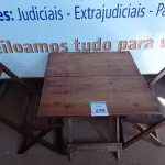 LOTE 240 - 01 MESA COM 02 CADEIRAS EM MADEIRA. (NO ESTADO) ATENÇÃO! FAZER A VISITAÇÃO ANTES DE ARREMATAR, NÃO SABEMOS SE FUNCIONA. LEILÃO NÃO TEM GARANTIA E NEM DEVOLUÇÃO, SUJEITO A POSSÍVEIS AVARIAS VISÍVEIS/OCULTAS E/OU AUSÊNCIA DE COMPONENTES.