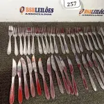 LOTE 257 - 01 LOTE COM 22 FACAS E 22 GARFOS. (NO ESTADO) ATENÇÃO! FAZER A VISITAÇÃO ANTES DE ARREMATAR, NÃO SABEMOS SE FUNCIONA. LEILÃO NÃO TEM GARANTIA E NEM DEVOLUÇÃO, SUJEITO A POSSÍVEIS AVARIAS VISÍVEIS/OCULTAS E/OU AUSÊNCIA DE COMPONENTES.
