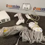 LOTE 214 - 01 VÍDEO GAME NINTENDO WII COM ACESSÓRIOS. (NO ESTADO) ATENÇÃO! FAZER A VISITAÇÃO ANTES DE ARREMATAR, NÃO SABEMOS SE FUNCIONA. LEILÃO NÃO TEM GARANTIA E NEM DEVOLUÇÃO, SUJEITO A POSSÍVEIS AVARIAS VISÍVEIS/OCULTAS E/OU AUSÊNCIA DE COMPONENTES.