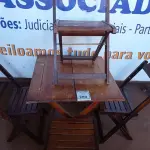 LOTE 280 - 01 MESA COM 04 CADEIRAS COM AVARIAS EM MADEIRA DOBRÁVEL. (NO ESTADO) ATENÇÃO! FAZER A VISITAÇÃO ANTES DE ARREMATAR, NÃO SABEMOS SE FUNCIONA. LEILÃO NÃO TEM GARANTIA E NEM DEVOLUÇÃO, SUJEITO A POSSÍVEIS AVARIAS VISÍVEIS/OCULTAS E/OU AUSÊNCIA DE COMPONENTES.