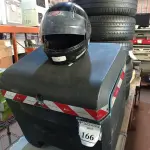 LOTE 166 - 01 BAÚ PARA MOTO COM CAPACETE. (NO ESTADO) ATENÇÃO! FAZER A VISITAÇÃO ANTES DE ARREMATAR, NÃO SABEMOS SE FUNCIONA. LEILÃO NÃO TEM GARANTIA E NEM DEVOLUÇÃO, SUJEITO A POSSÍVEIS AVARIAS VISÍVEIS/OCULTAS E/OU AUSÊNCIA DE COMPONENTES.