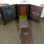LOTE 160 - 01 ESTOJO DE LUXO COM 09CDS + 04 LIVROS MARIO HENRIQUE SIMONSEN-OPERA. (NO ESTADO) ATENÇÃO! FAZER A VISITAÇÃO ANTES DE ARREMATAR, NÃO SABEMOS SE FUNCIONA. LEILÃO NÃO TEM GARANTIA E NEM DEVOLUÇÃO, SUJEITO A POSSÍVEIS AVARIAS VISÍVEIS/OCULTAS E/OU AUSÊNCIA DE COMPONENTES.