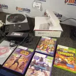 LOTE 237 - 01 XBOX COM KINECT COM FONTE, 01 CONTROLE, 01 DJ HERO E 05 JOGOS.   (NO ESTADO) ATENÇÃO! FAZER A VISITAÇÃO ANTES DE ARREMATAR, NÃO SABEMOS SE FUNCIONA. LEILÃO NÃO TEM GARANTIA E NEM DEVOLUÇÃO, SUJEITO A POSSÍVEIS AVARIAS VISÍVEIS/OCULTAS E/OU AUSÊNCIA DE COMPONENTES.