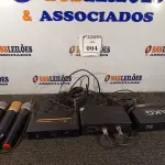 LOTE 004 - 03 APARELHOS DE ÁUDIO E 03 MICROFONES. (NO ESTADO) ATENÇÃO! FAZER A VISITAÇÃO ANTES DE ARREMATAR, NÃO SABEMOS SE FUNCIONA. LEILÃO NÃO TEM GARANTIA E NEM DEVOLUÇÃO, SUJEITO A POSSÍVEIS AVARIAS VISÍVEIS/OCULTAS E/OU AUSÊNCIA DE COMPONENTES.