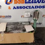 LOTE 146 - 01 ESCOVA DE CABELOS ROTATIVA E 01 CAIXA COM ACESSÓRIOS PARA LIMPEZA. (NO ESTADO) ATENÇÃO! FAZER A VISITAÇÃO ANTES DE ARREMATAR, NÃO SABEMOS SE FUNCIONA. LEILÃO NÃO TEM GARANTIA E NEM DEVOLUÇÃO, SUJEITO A POSSÍVEIS AVARIAS VISÍVEIS/OCULTAS E/OU AUSÊNCIA DE COMPONENTES.