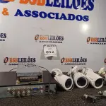 LOTE 012 - 01 DVR, 01 FONTE DE ALIMENTAÇÃO BIVOLT E 04 CÂMERAS. (NO ESTADO) ATENÇÃO! FAZER A VISITAÇÃO ANTES DE ARREMATAR, NÃO SABEMOS SE FUNCIONA. LEILÃO NÃO TEM GARANTIA E NEM DEVOLUÇÃO, SUJEITO A POSSÍVEIS AVARIAS VISÍVEIS/OCULTAS E/OU AUSÊNCIA DE COMPONENTES.