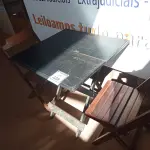 LOTE 220 - 01 MESA EM MADEIRA COM 02 CADEIRAS DOBRÁVEL COM AVARIAS. (NO ESTADO) ATENÇÃO! FAZER A VISITAÇÃO ANTES DE ARREMATAR, NÃO SABEMOS SE FUNCIONA. LEILÃO NÃO TEM GARANTIA E NEM DEVOLUÇÃO, SUJEITO A POSSÍVEIS AVARIAS VISÍVEIS/OCULTAS E/OU AUSÊNCIA DE COMPONENTES.