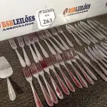LOTE 263 - 01 LOTE COM 20 FACAS, 20 GARFOS E 01 ESPÁTULA PARA CORTAR BOLO. (NO ESTADO) ATENÇÃO! FAZER A VISITAÇÃO ANTES DE ARREMATAR, NÃO SABEMOS SE FUNCIONA. LEILÃO NÃO TEM GARANTIA E NEM DEVOLUÇÃO, SUJEITO A POSSÍVEIS AVARIAS VISÍVEIS/OCULTAS E/OU AUSÊNCIA DE COMPONENTES.