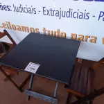 LOTE 200 - 01 MESA EM MADEIRA COM 02 CADEIRAS DOBRÁVEL COM AVARIAS. (NO ESTADO) ATENÇÃO! FAZER A VISITAÇÃO ANTES DE ARREMATAR, NÃO SABEMOS SE FUNCIONA. LEILÃO NÃO TEM GARANTIA E NEM DEVOLUÇÃO, SUJEITO A POSSÍVEIS AVARIAS VISÍVEIS/OCULTAS E/OU AUSÊNCIA DE COMPONENTES.