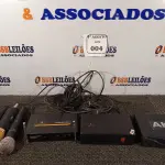 LOTE 004 - 03 APARELHOS DE ÁUDIO E 03 MICROFONES. (NO ESTADO) ATENÇÃO! FAZER A VISITAÇÃO ANTES DE ARREMATAR, NÃO SABEMOS SE FUNCIONA. LEILÃO NÃO TEM GARANTIA E NEM DEVOLUÇÃO, SUJEITO A POSSÍVEIS AVARIAS VISÍVEIS/OCULTAS E/OU AUSÊNCIA DE COMPONENTES.