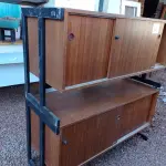 LOTE 316 - 02 ARMÁRIOS BAIXOS PARA ESCRITORIO COM BASE DE FERRO COM PORTAS DE CORRER (NO ESTADO) ATENÇÃO! FAZER A VISITAÇÃO ANTES DE ARREMATAR, NÃO SABEMOS SE FUNCIONA. LEILÃO NÃO TEM GARANTIA E NEM DEVOLUÇÃO, SUJEITO A POSSÍVEIS AVARIAS VISÍVEIS/OCULTAS E/OU AUSÊNCIA DE COMPONENTES.