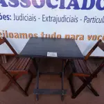 LOTE 200 - 01 MESA EM MADEIRA COM 02 CADEIRAS DOBRÁVEL COM AVARIAS. (NO ESTADO) ATENÇÃO! FAZER A VISITAÇÃO ANTES DE ARREMATAR, NÃO SABEMOS SE FUNCIONA. LEILÃO NÃO TEM GARANTIA E NEM DEVOLUÇÃO, SUJEITO A POSSÍVEIS AVARIAS VISÍVEIS/OCULTAS E/OU AUSÊNCIA DE COMPONENTES.