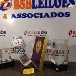 LOTE 254 - 01 LOTE COM UTENSÍLIOS PARA DECORAÇÃO. (NO ESTADO) ATENÇÃO! FAZER A VISITAÇÃO ANTES DE ARREMATAR, NÃO SABEMOS SE FUNCIONA. LEILÃO NÃO TEM GARANTIA E NEM DEVOLUÇÃO, SUJEITO A POSSÍVEIS AVARIAS VISÍVEIS/OCULTAS E/OU AUSÊNCIA DE COMPONENTES.