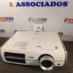 LOTE 188 - 01 PROJETOR EPSON GRANDE. (NO ESTADO) ATENÇÃO! FAZER A VISITAÇÃO ANTES DE ARREMATAR, NÃO SABEMOS SE FUNCIONA. LEILÃO NÃO TEM GARANTIA E NEM DEVOLUÇÃO, SUJEITO A POSSÍVEIS AVARIAS VISÍVEIS/OCULTAS E/OU AUSÊNCIA DE COMPONENTES.
