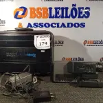LOTE 179 - 01 FILMADORA ANTIGA COM MALETA. (NO ESTADO) ATENÇÃO! FAZER A VISITAÇÃO ANTES DE ARREMATAR, NÃO SABEMOS SE FUNCIONA. LEILÃO NÃO TEM GARANTIA E NEM DEVOLUÇÃO, SUJEITO A POSSÍVEIS AVARIAS VISÍVEIS/OCULTAS E/OU AUSÊNCIA DE COMPONENTES.