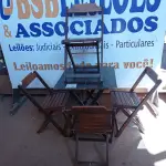 LOTE 290 - 01 MESA COM 04 CADEIRAS COM AVARIAS EM MADEIRA DOBRÁVEL. (NO ESTADO) ATENÇÃO! FAZER A VISITAÇÃO ANTES DE ARREMATAR, NÃO SABEMOS SE FUNCIONA. LEILÃO NÃO TEM GARANTIA E NEM DEVOLUÇÃO, SUJEITO A POSSÍVEIS AVARIAS VISÍVEIS/OCULTAS E/OU AUSÊNCIA DE COMPONENTES.