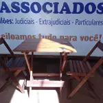LOTE 150 - 01 MESA EM MADEIRA COM 02 CADEIRAS DOBRÁVEL COM AVARIAS. (NO ESTADO) ATENÇÃO! FAZER A VISITAÇÃO ANTES DE ARREMATAR, NÃO SABEMOS SE FUNCIONA. LEILÃO NÃO TEM GARANTIA E NEM DEVOLUÇÃO, SUJEITO A POSSÍVEIS AVARIAS VISÍVEIS/OCULTAS E/OU AUSÊNCIA DE COMPONENTES.