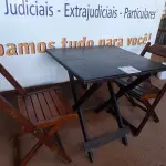 LOTE 200 - 01 MESA EM MADEIRA COM 02 CADEIRAS DOBRÁVEL COM AVARIAS. (NO ESTADO) ATENÇÃO! FAZER A VISITAÇÃO ANTES DE ARREMATAR, NÃO SABEMOS SE FUNCIONA. LEILÃO NÃO TEM GARANTIA E NEM DEVOLUÇÃO, SUJEITO A POSSÍVEIS AVARIAS VISÍVEIS/OCULTAS E/OU AUSÊNCIA DE COMPONENTES.