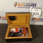 LOTE 224 - 01 CAIXA UMIDIFICADORA PARA CHARUTOS, COM TESOURA, 01 TRANSMISSOR PARA RELÓGIO DE MERGULHO, 01 JOGO DE VELAS PARA MOTOR 3 CILINDROS, 02 MODENS USV E 01 BONECO DO MÁRIO. (NO ESTADO) ATENÇÃO! FAZER A VISITAÇÃO ANTES DE ARREMATAR, NÃO SABEMOS SE FUNCIONA. LEILÃO NÃO TEM GARANTIA E NEM DEVOLUÇÃO, SUJEITO A POSSÍVEIS AVARIAS VISÍVEIS/OCULTAS E/OU AUSÊNCIA DE COMPONENTES.