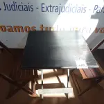 LOTE 220 - 01 MESA EM MADEIRA COM 02 CADEIRAS DOBRÁVEL COM AVARIAS. (NO ESTADO) ATENÇÃO! FAZER A VISITAÇÃO ANTES DE ARREMATAR, NÃO SABEMOS SE FUNCIONA. LEILÃO NÃO TEM GARANTIA E NEM DEVOLUÇÃO, SUJEITO A POSSÍVEIS AVARIAS VISÍVEIS/OCULTAS E/OU AUSÊNCIA DE COMPONENTES.