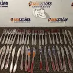 LOTE 257 - 01 LOTE COM 22 FACAS E 22 GARFOS. (NO ESTADO) ATENÇÃO! FAZER A VISITAÇÃO ANTES DE ARREMATAR, NÃO SABEMOS SE FUNCIONA. LEILÃO NÃO TEM GARANTIA E NEM DEVOLUÇÃO, SUJEITO A POSSÍVEIS AVARIAS VISÍVEIS/OCULTAS E/OU AUSÊNCIA DE COMPONENTES.
